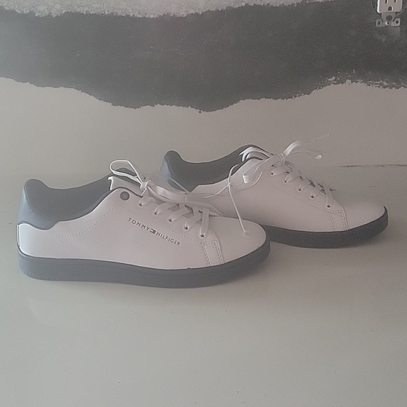 Tommy Hilfiger Men 8 1/2 or Women's 10.5(Eur42) - Picture 3 of 6